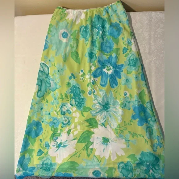 EUC Skirt: Large Floral Pattern on Soft Lime Green, Pull-On, Vintage c. 1990s - Picture 7 of 11